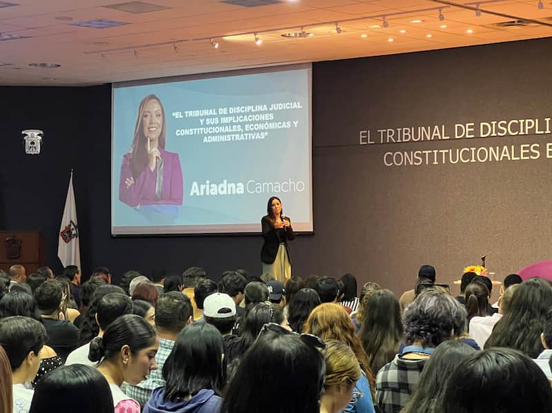 Ariadna Camacho, candidata a magistrada del Tribunal de Disciplina. Ariadna Camacho en conferencia.