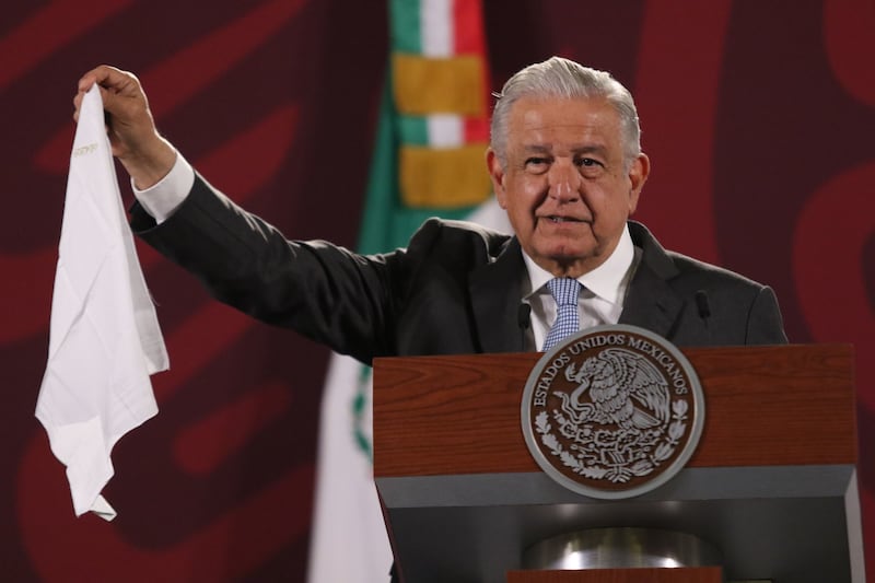 AMLO saca pañuelo blanco