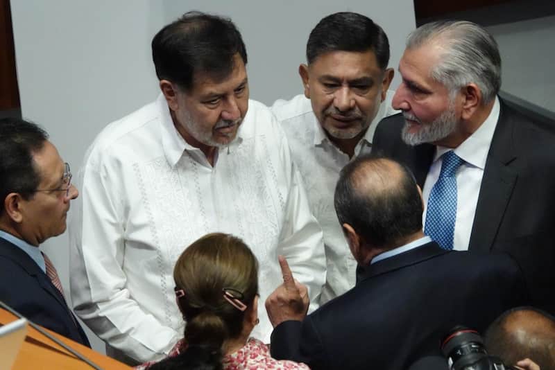 Noroña sigue acumulando polémicas dentro de la Cámara de Senadores El senador de Morena, Gerardo Fernández Noroña en reunión con sus compañeros senadores