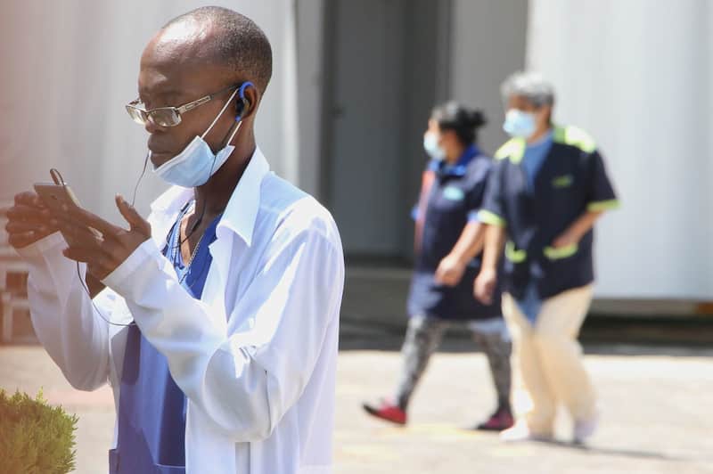 Los médicos cubanos han sido una de las principales críticas para el gobierno de México Médicos mexicanos y cubanos unen fuerza contra COVID-19