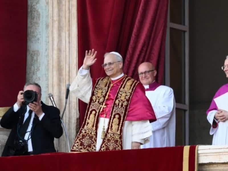 El papa León XIV. León XIV saludando a la gente desde el balcón central de la Basílica de San Pedro.