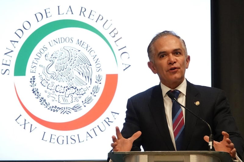 El senador Miguel Ángel Mancera, durante su participación en la entrega de Reconocimientos a Mexicanos Triunfadores, realizado en la Sala de la Comisión Permanente, en el Senado de la República Miguel Ángel Mancera
