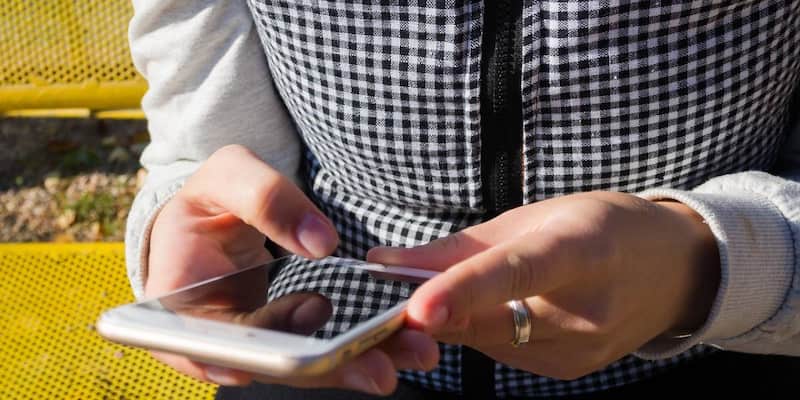 te decimos si puedes usar o no tu celular en la votación del 2025 una persona con su celular