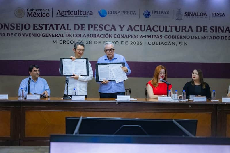 El mandatario dijo que el programa solo se lleva a cabo en el estado de sinaloa El mandatario presentando los acuerdos firmados