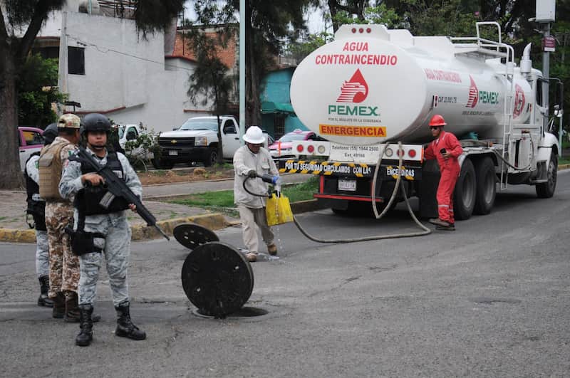 Luego de denuncias por parte de vecinos de la Alcaldía GAM, además de un incendio provocado por una toma clandestina en las inmediaciones del AICM, elementos de la Guardia Nacional, Pemex y trabajadores de la paraestatal, se han dedicado a limpiar las tuberías y coladeras donde se haya detectado la presencia de hidrocarburo. Imagen promocional