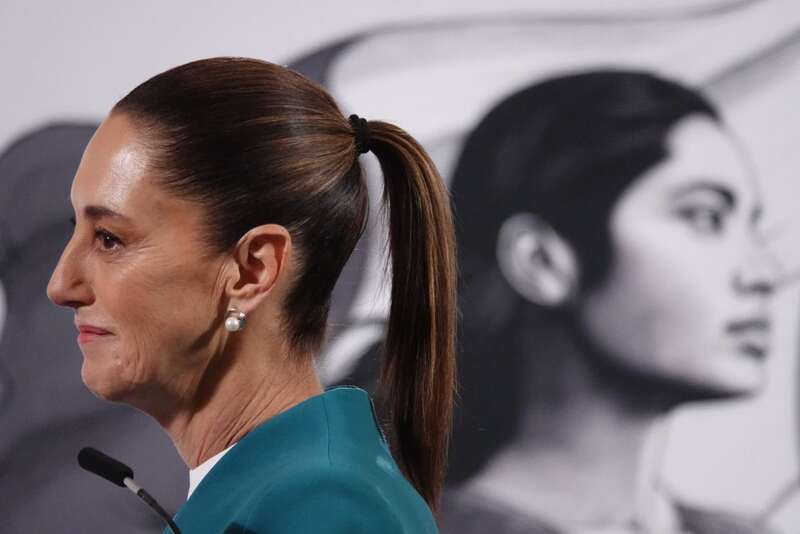 Claudia Sheinbaum, presidenta constitucional de los Estados Unidos Mexicanos La presidenta Claudia Sheinbaum regala Himno Migrante a los paisanos