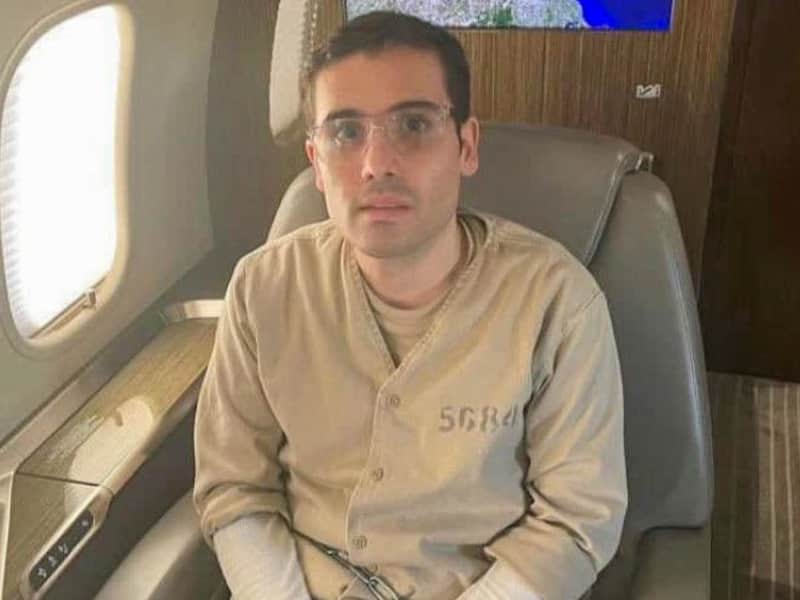 Ovidio Guzmán, fue detenido en Sinaloa el 5 de enero de 2023 y extraditado a los Estados Unidos el mismo año. Ovidio Guzmán, hijo del narcotraficante Joaquín Guzmán Loera "El Chapo", fue trasladado el día de ayer del Penal del Altiplano a sueño estadounidense en donde es acusado del delito de narcotráfico de drogas.