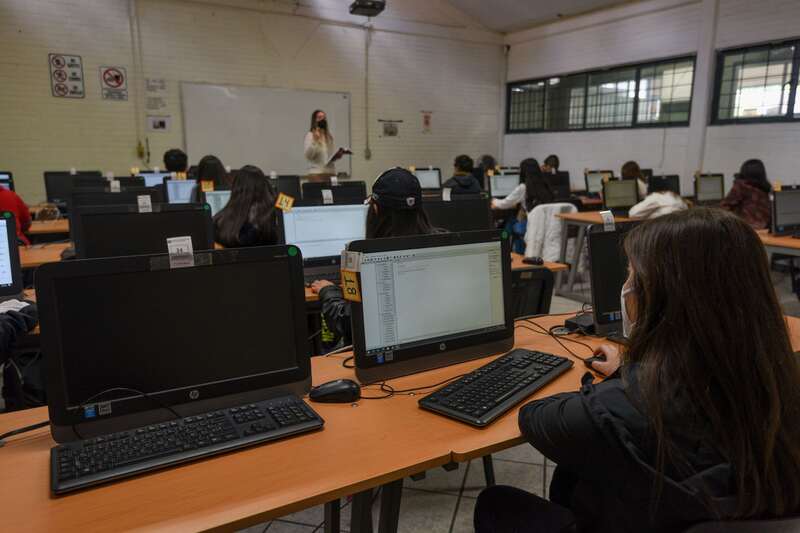 Alumnos con equipo de cómputo. Esto debes de saber si buscas registrarte en la convocatoria para la Prepa en Línea SEP.