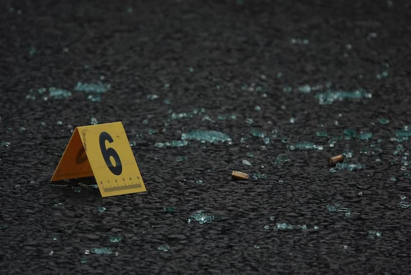 Ximena Guzmán, secretaria particular de la jefa de Gobierno Clara Brugada, y su asesor José Muñoz, fueron asesinados la mañana de este martes. El ataque ocurrió sobre Avenida Tlalpan, a la altura del cruce con Eje 4 Sur Xola, en la alcaldía Benito Juárez. Sujetos armados dispararon contra las víctimas y huyeron del lugar a bordo de una motocicleta. Balas en el asfalto tras el asesinato de Ximena Guzmán, secretaria particular de la jefa de Gobierno Clara Brugada, y su asesor José Muñoz.