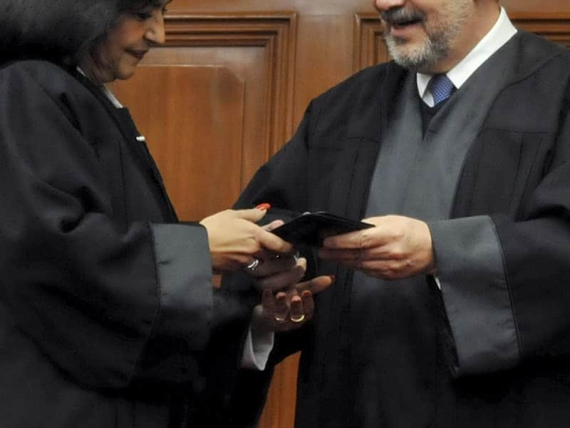 Ministros envisten con Toga Magisterial Ministros envisten con Toga Magisterial