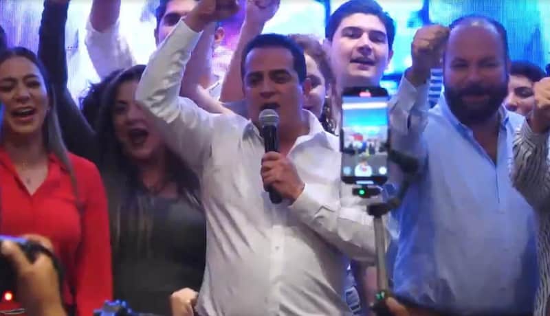 Antonio Ochoa, candidato del PAN-PRI por la presidencia municipal de Durango capital. Toño Ochoa celebrando su virtual triunfo electoral en Durango.