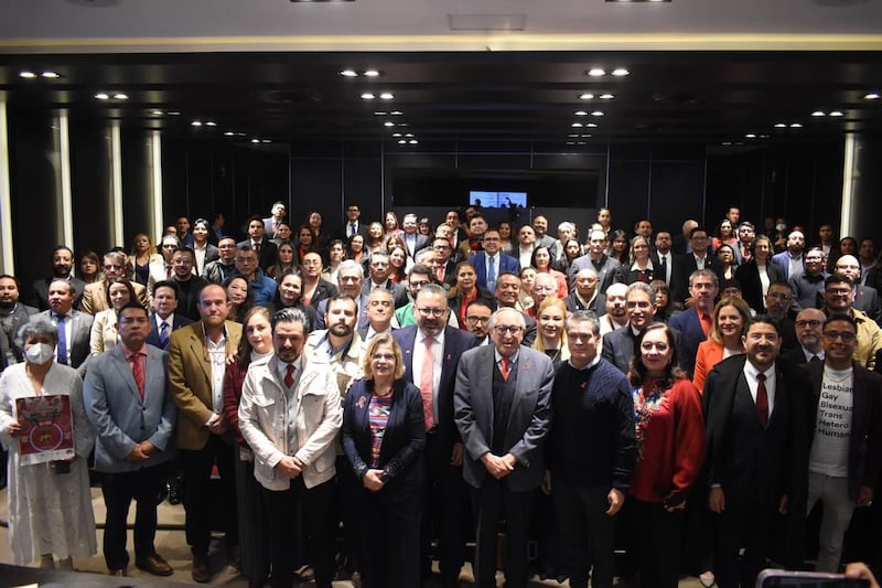 Salud firma acuerdos para prevenir y atender el VIH