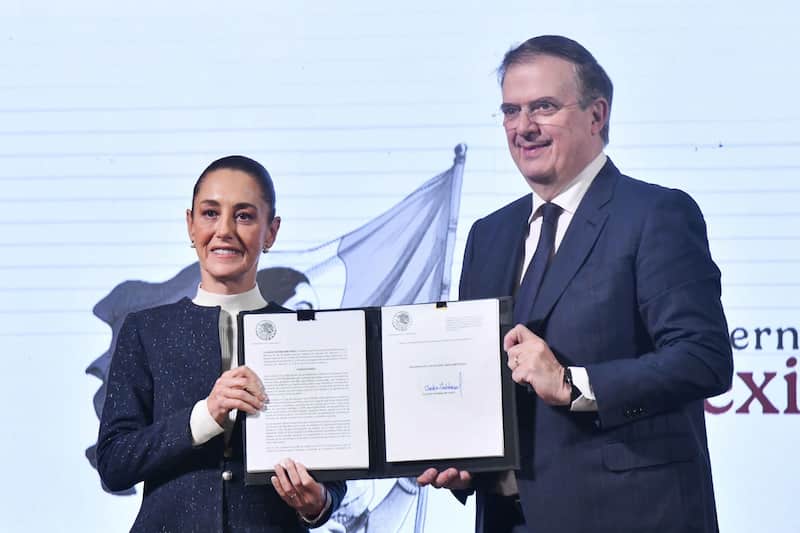 Claudia Sheinbaum, presidenta de México, y Marcelo Ebrard, secretario de Economía. La mandataria firmó un decreto para aplicar los aranceles y proteger la industria textil mexicana.