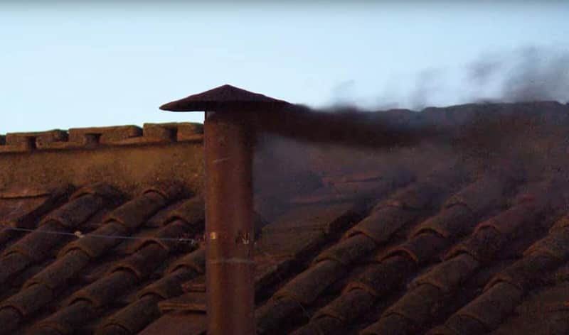 Humo Negro en la chimenea de la Capilla Sixtina. Aspectos de la fumata negra que salió de la Capilla Sixtina en el cónclave.