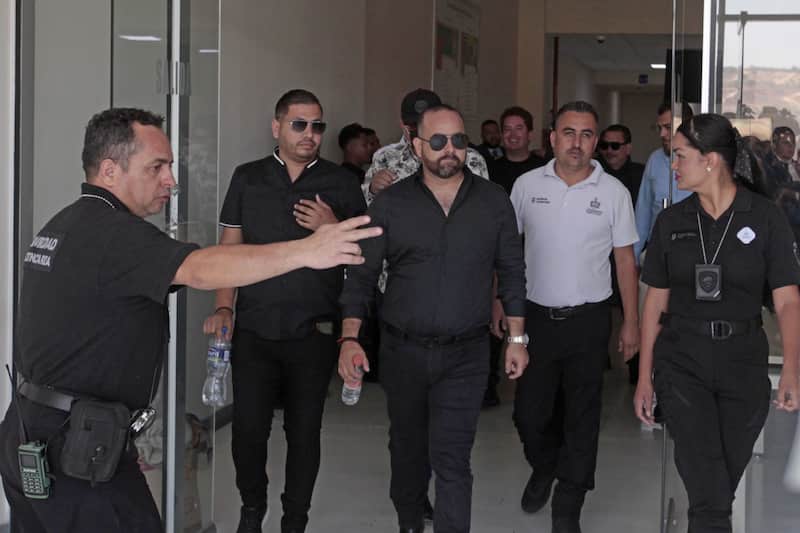 Integrantes de la agrupación de música regional mexicano “Los Alegres del Barranco”, acudieron al Juzgado 16 de la penitenciaria de Puente Grande a una audiencia de imputación, esto tras incurrir en apología del delito durante una presentación en el Auditorio Telmex en días pasados. Imágen