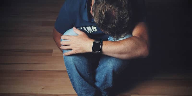 los hombres se suicidan más que las mujeres a nivel mundial Un hombre en depresión