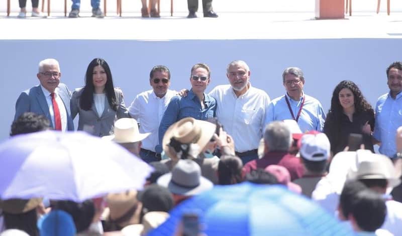 Esta fotografía fue la causante de un "incómodo" momento entre morenistas y la presidenta Claudia Sheinbaum. Victoria Rodríguez Ceja, Carlos Puente, Manuel Velasco, Adán Augusto López, Ricardo Monreal, Luisa Alcalde y Andy López Beltrán.