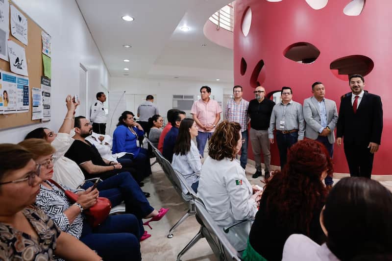 Martí Batres en Puebla Martí Batres durante un recorrido por la clínica familiar del ISSSTE ubicada en Puebla.