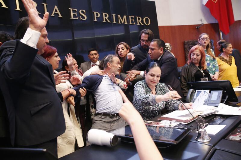 Pelea en el Senado