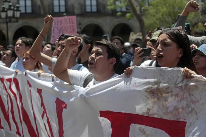 Estudiantes se manifestaron en contra de la desaparición de personas Estudiantes de la UdeG manifestándose frente al Palacio de Gobierno por las desapariciones de sus compañeros