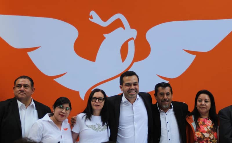 Julieta Macías Rábago, presidenta de la Comisión Nacional de Convenciones y Procesos Internos de Movimiento Ciudadano, y Jorge Álvarez Máynez durante la entrega de documentación del ex candidato presidencial para registrarse cómo aspirante a la dirigencia nacional ante el partido. Imagen promocional