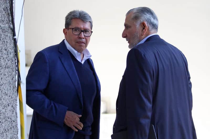 Fueron captados dándose un saludo y un abrazo Los legisladores de Morena habrían tenido diferencias antes