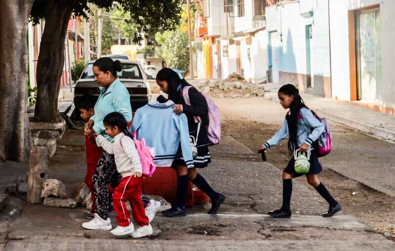 Después de 25 días de paro de la Sección XXII de la Coordinadora Nacional de Trabajadores de la Educación (CNTE), este lunes regresaron a clases más de 800 mil estudiantes de educación básica en Oaxaca.
FOTO: CAROLINA JIMÉNEZ/CUARTOSCURO.COM Alumnos de primaria regresan a clases