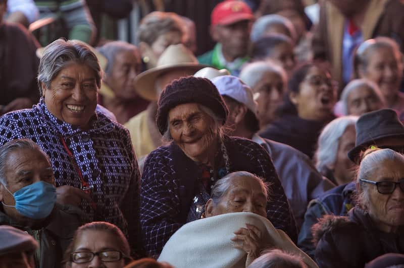 Adultos mayores durante la entrega del programa de ayuda a personas con discapacidades y adultos mayores. Adultos mayores