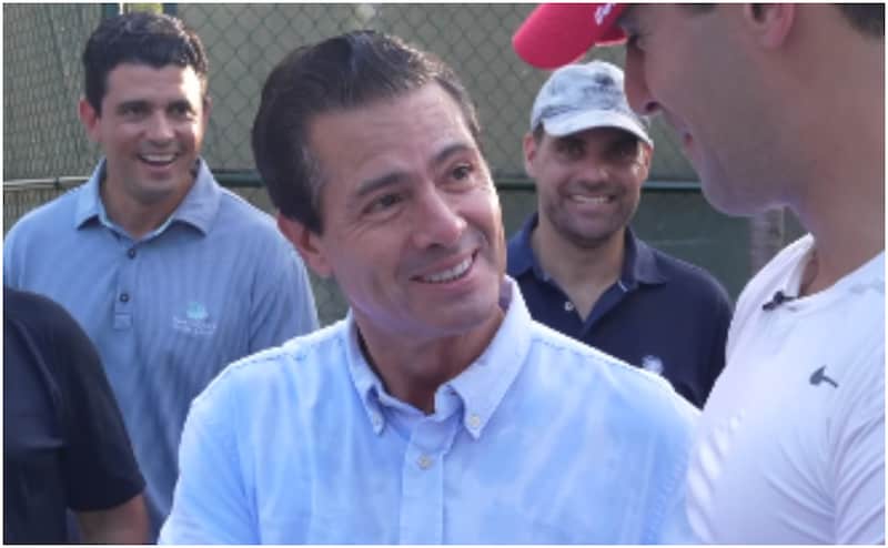 El expresidente durante su visita a República Dominicana Enrique Peña Nieto, expresidente de México, con el ilusionista Daniel Fernández, en República Dominicana.
