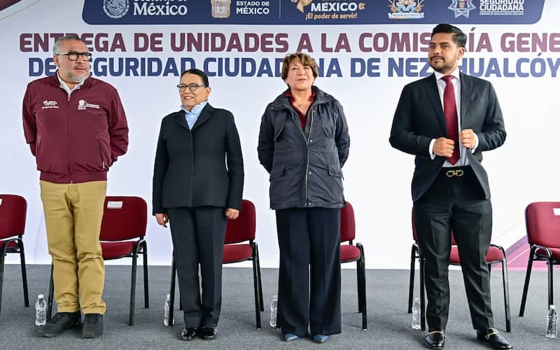 El gobierno del Edomex hizo entrega de 240 patrullas al municipio de Neza Evento de entrega de patrullas al gobierno de Neza presidido por Delfina Gómez, gobernadora del Edomex