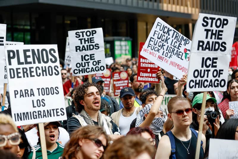 Según Pew Research Center, las opiniones en Estados Unidos sobre los métodos utilizados por Donald Trump acerca de las redadas se encuentran divididas. Imágen