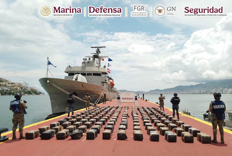 La Secretaría de Marina aseguró un sumergible con más de 3 toneladas de drogas; esto representa una afectación económica a la delincuencia organizada de más de 800 millones de pesos. Imágen de las evidencias aseguradas por parte de la Semar.