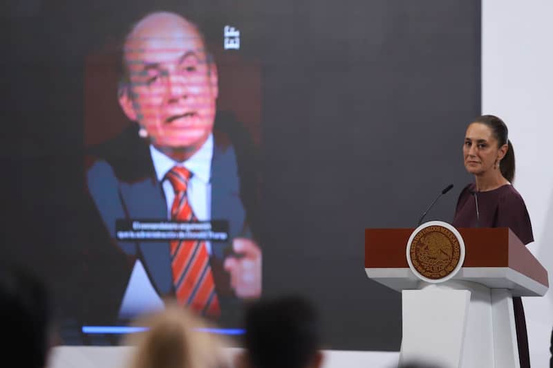 La presidenta Claudia Sheinbaum. Claudia Sheinbaum, presidenta de México, muestra un video donde aparece el ex presidente de México, Felipe Calderón.