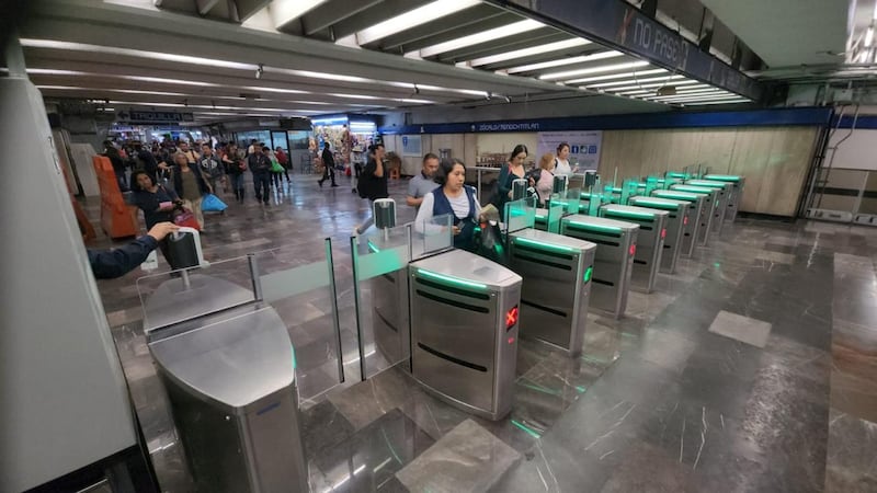 El STC Metro finalizó la instalación y puesta en marcha de nuevos pasillos motorizados en la estación Zócalo-Tenochtitlán de la Línea 2. Metro Línea 2