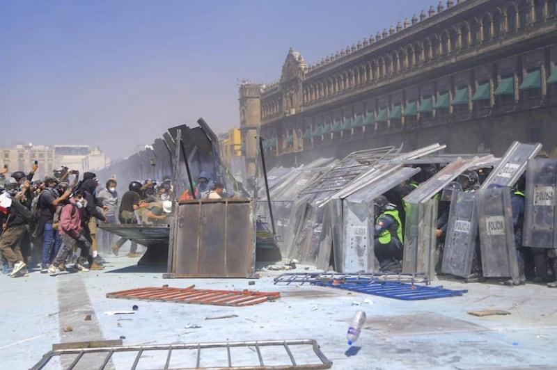 Las vallas de Palacio Nacional fueron retiradas por los manifestantes Palacio Nacional