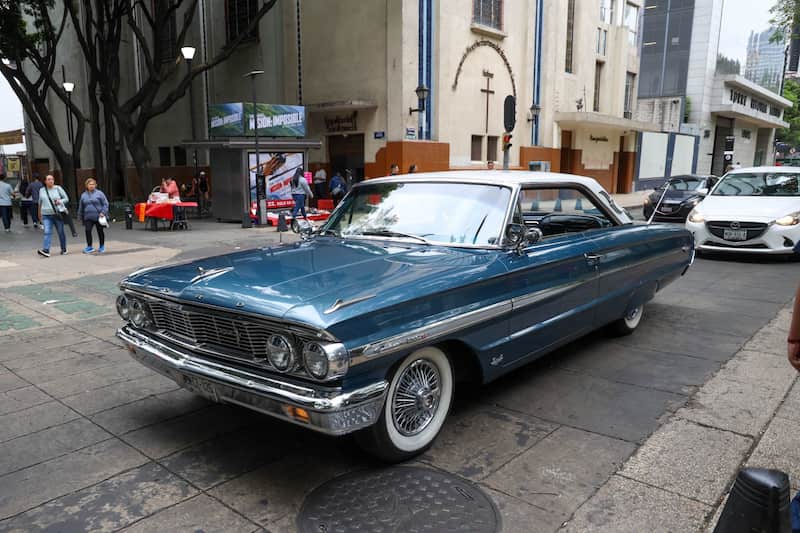 Un auto clásico circula sobre avenida Reforma. La pieza de museo destacó durante su avanzada en medio de los autos modernos, muchos curiosos se detuvieron unos segundos para admirarlo o para tomarle una foto. Imagen promocional