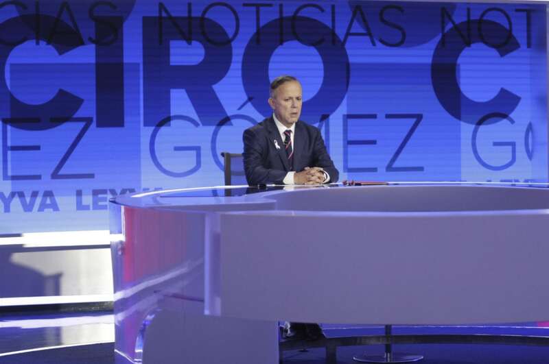 El periodista, Ciro Gómez Leyva, durante la primera emisón del noticiero nocturno en Imagen Televisón. Imagen promocional