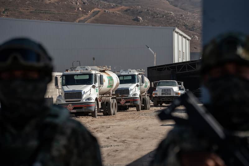 El huachicol fiscal es uno de los delitos que ha permanecido en varios sexenios Predio asegurado por elementos del ejercito Mexicano tras el hallazgo de dos pipas con 30 mil litros de hidrocarburo cada una en Tijuana