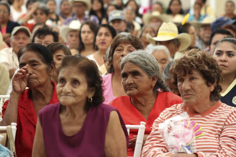 Mujeres adultas mayores. Mujeres adultas mayores durante una asamblea para recibir su pensión del Bienestar.