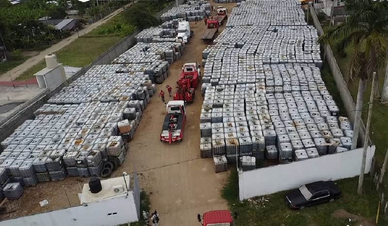 Predio en el que eran resguardados más de tres millones de litros de huachicol Miles de contenedores de huachicol robado en un predio en Tabasco