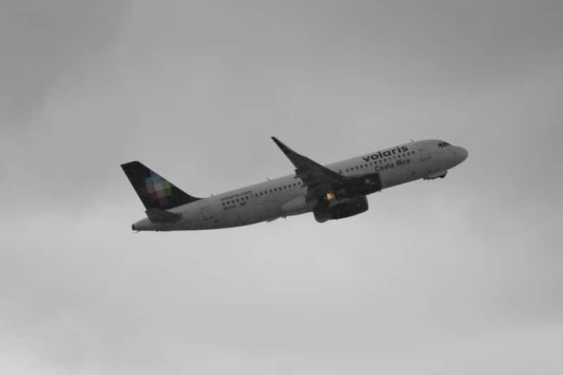 Volaris tiene descuento para los adultos mayores La tarjeta de Inapam ofrece descuentos a adultos mayores en diversos establecimientos