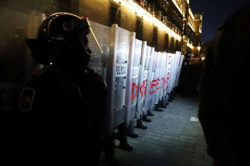 Manifestación en Palacio Nacional por campo de exterminio La manifestación fue convocada para un Luto Nacional por el campo de Teuchitlán