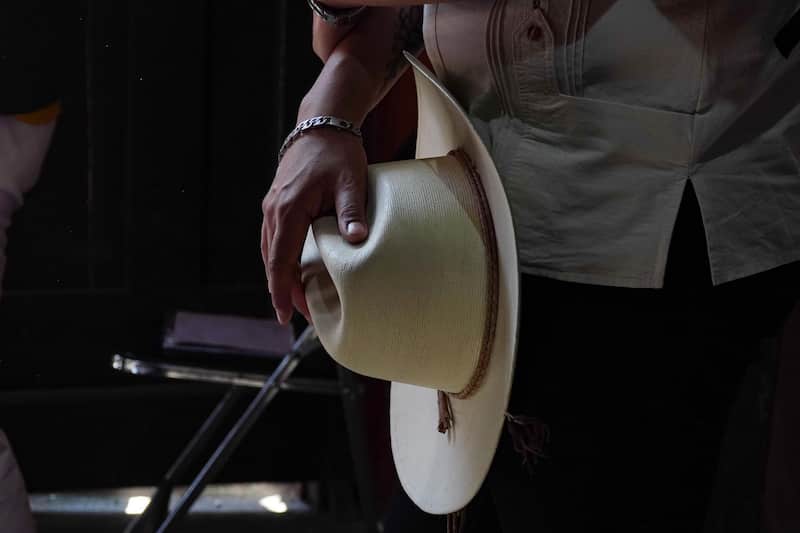 MORELIA, MICHOACÁN, 05NOVIEMBRE2025.- Horas antes de la toma de protesta Grecia Quiroz, como nueva alcaldesa de Uruapan, simpatizantes comienzan a llegar, para mostrar su apoyo bajo un discreto operativo policiaco en el Congreso del estado de Michoacán.
FOTO:ROGELIO MORALES /CUARTOSCURO.COM Imagen de un sombrero en mano