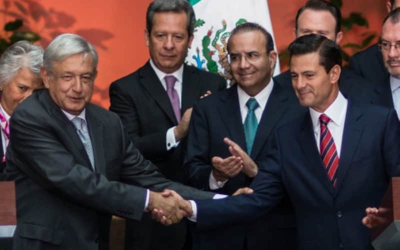 Los dos expreisdentes han estado envueltos en polémicas aún después de su retiro de la vida pública Los expresidentes AMLO y Enrique Peña Nieto durante la transición de gobierno