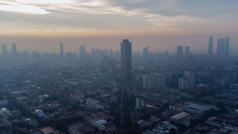 La calidad del aire en CDMX y EDOMEX se reporta como "muy mala". La calidad del aire para la mañana de Navidad se reporta de Mala a Muy Mala en algunas zonas del Valle de México y la Zona Conurbada. Según el último reporte de la Dirección de Monitoreo Atmosférico la concentración de partículas PM10 y PM 2.5 se encuentran en niveles altos y en zonas como Nezahualcóyotl y Coacalco su nivel esta en los límites.