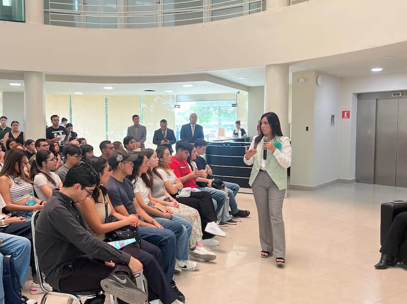 Ariadna Camacho, candidata a magistrada del Tribunal de Disciplina Judicial. Ariadna Camacho con estudiantes de la UANL.