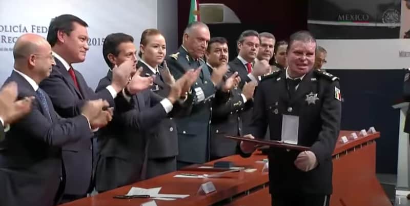 Él es el policía que fue asesinado a balazos y habría sobrevivido a un ataque del CJNG El expresidente y miembros de su gabinete de seguridad realizaron la condecoración de policías