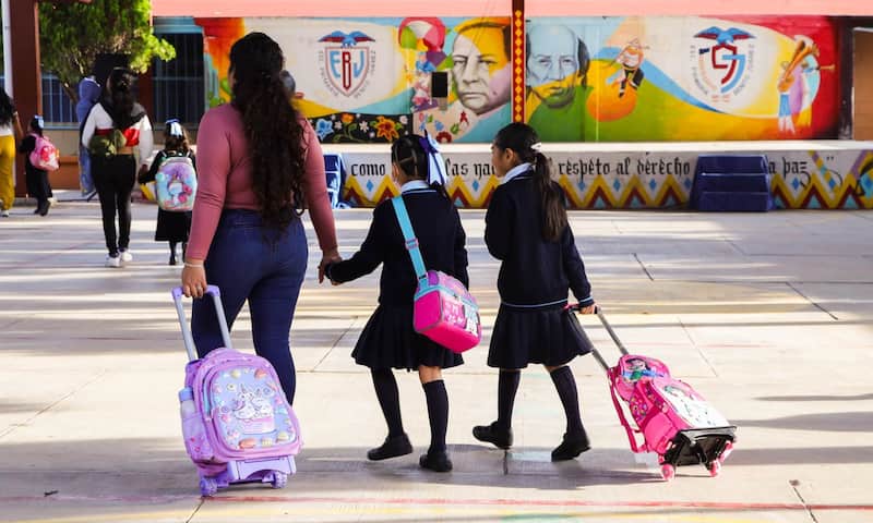 Aquí te contamos que pasará con el pago de la beca Benito Juárez Alumnos de primaria acuden al ingreso de clases