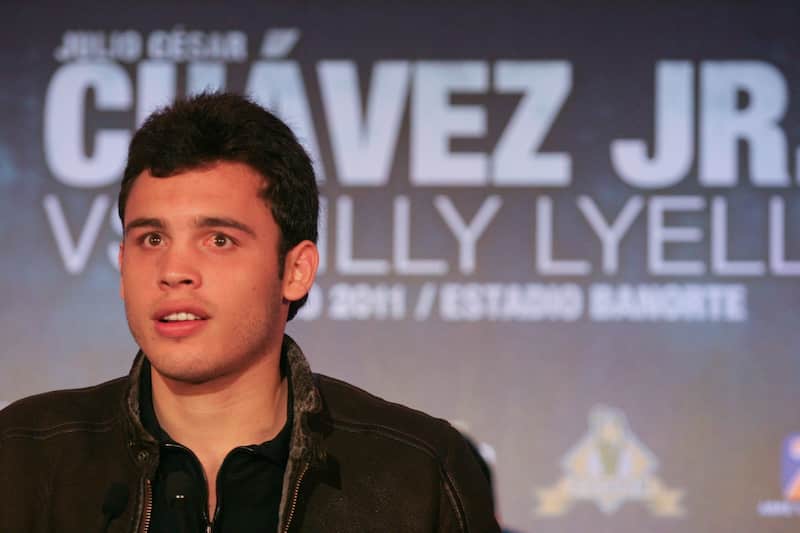 MÉXICO, D.F., 13ENERO2011.- Julio Cesar Chavez Jr. y Miguel Sulaiman, presidente de la CMB, durante la presentación de las peleas de Box Azteca. Imágen de Julio Cesar Chavez Jr. en una promocional previa a una de sus peleas.