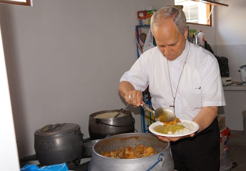 Robert Prevost sirviendo comida